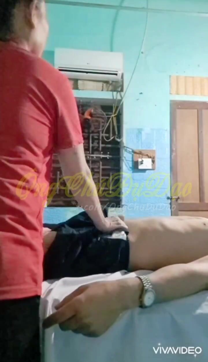 Đi massage khiến thị rồi tẩm quất luôn cho c nhân viên sướng lồn